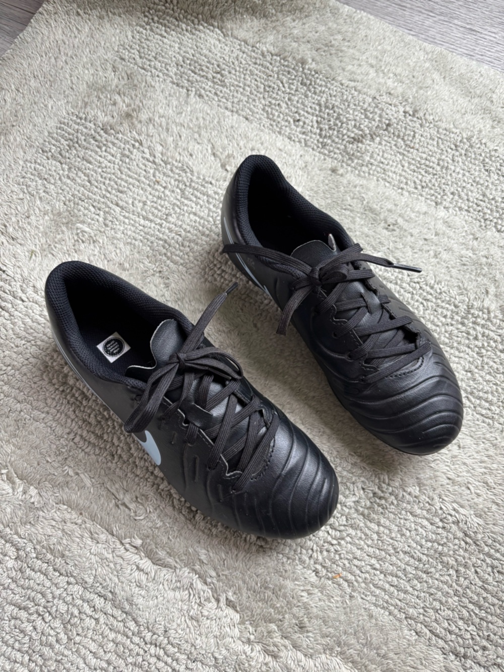 Nike soccer cleats Kids size 4.5 Y like new